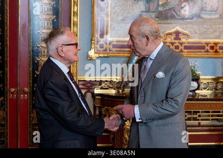 König Karl III. Erhielt Flight Lieutenant Colin Bell während einer Audienz im chinesischen Salon des Buckingham Palace, London. König Karl III. Überreichte Bell die Zitierung seines Distinguished Flying Cross, das ihm 1945 von König Georg VI. Verliehen wurde. Bilddatum: Mittwoch, 11. März. Stockfoto