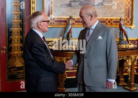 König Karl III. Erhielt Flight Lieutenant Colin Bell während einer Audienz im chinesischen Salon des Buckingham Palace, London. König Karl III. Überreichte Bell die Zitierung seines Distinguished Flying Cross, das ihm 1945 von König Georg VI. Verliehen wurde. Bilddatum: Mittwoch, 11. März. Stockfoto