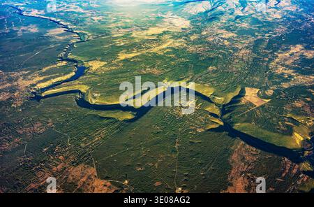 Aus der Vogelperspektive auf den sich windenden Fluss im Canyon. Stockfoto