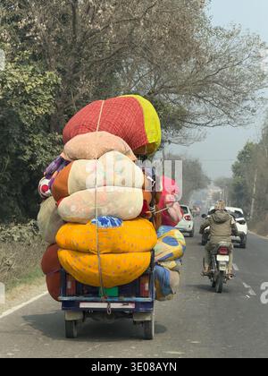Nahaufnahme eines überladenen Lkws mit Gütern auf einer Straße, Neu-Delhi, Indien Stockfoto
