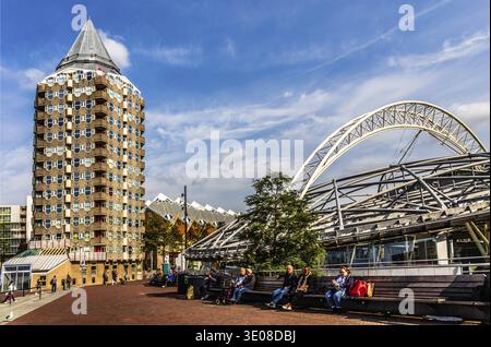Blaaktoren, auch bekannt als Bleistift, ist ein unverwechselbarer Wohnkomplex, der für seine ungewöhnliche Architektur bekannt ist und Teil eines größeren architektonischen Projekts ist Stockfoto