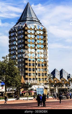 Blaaktoren, auch bekannt als Bleistift, ist ein unverwechselbarer Wohnkomplex, der für seine ungewöhnliche Architektur bekannt ist und Teil eines größeren architektonischen Projekts ist Stockfoto