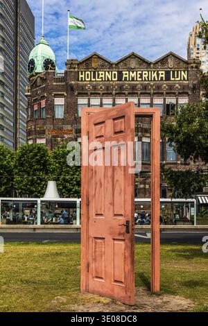L'Age d'Or-Kunstwerk von Gavin Turk, vor der Holland-Amerika-Linie, rotbraun lackierte Bronzeskulptur, geöffnete Tür symbolisiert Übergang und Th Stockfoto