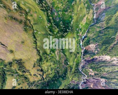 Blick von der Drohne auf das malerische Tal des Torean Trail auf dem Rinjani in Lombok Stockfoto
