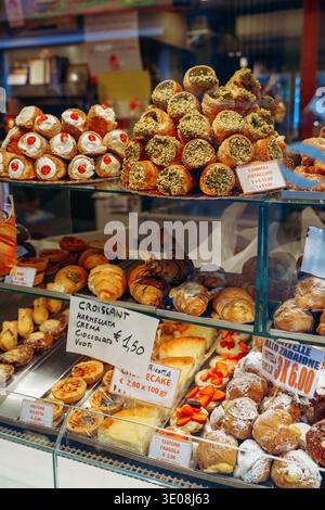 Bäckerei mit verschiedenen Backwaren und Desserts auf einem geschäftigen Markt Stockfoto