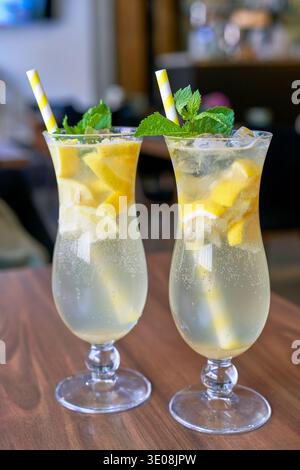 Frisch gemachte Limonade in einem Glas mit Strohhalm Stockfoto