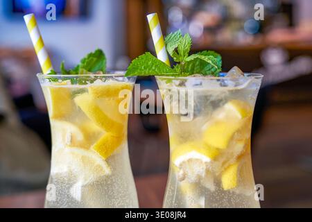 Frisch gemachte Limonade in einem Glas mit Strohhalm Stockfoto