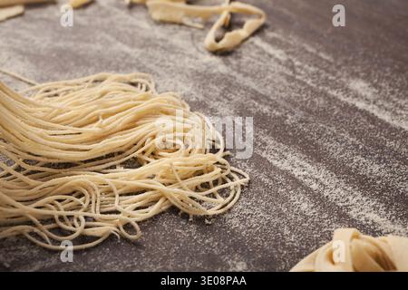 Frische hausgemachte italienische Pasta auf Holztisch Stockfoto