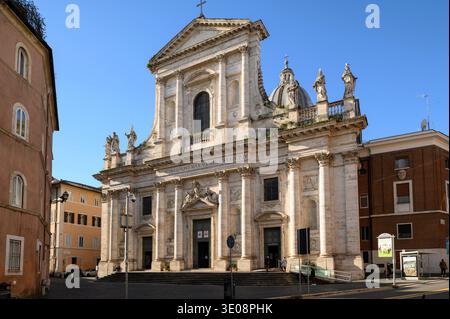 Rom. Italien. Fassade der Basilika San Giovanni Battista dei Fiorentini, von Alessandro Galilei (1734), Piazza dell’Oro. Stockfoto