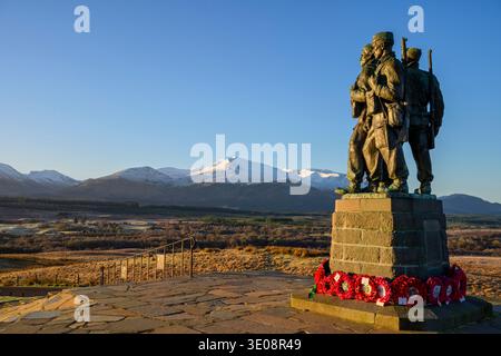 Das Morgenlicht trifft auf den schneebedeckten Ben Nevis und das Commando Memorial, Spean Bridge, Lochaber, Schottland, Großbritannien Stockfoto