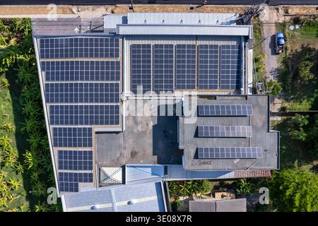 Luftaufnahme von Photovoltaikanlagen oder Solarzellen, die auf dem Dach des Fabrikgebäudes installiert sind. Alternative Energie, nachhaltige Entwicklung, Erneuerung Stockfoto