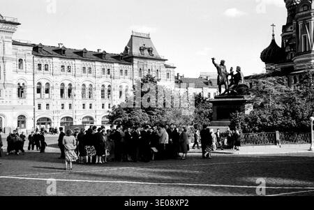 Moskau, Russland, - 1. August 1957: Besucher auf Führung stehen in der Nähe des Minin- und Poscharski-Denkmals auf dem Roten Platz Stockfoto