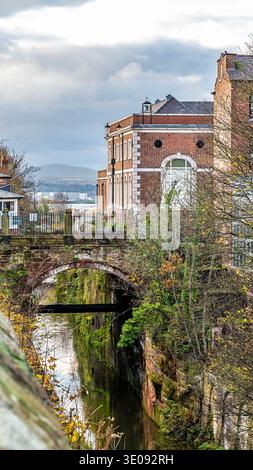 Ein Blick von der Stadtmauer unter der Brücke über den Shropshire Union Canal an der Northgate Street in Chester, Cheshire, Großbritannien Stockfoto