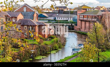 Ein Blick von der Stadtmauer entlang des Shropshire Union Canal, während er die Stadt Chester, Cheshire, Großbritannien, verlässt Stockfoto