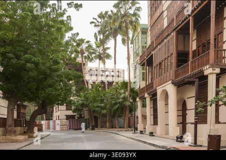 Straßenleben, traditionelle arabische Architektur und beeindruckende alte Häuser mit hölzernen Erkerfenstern und Maschrabya in Al Balad, Dschiddah, Saudi-Arabien Stockfoto