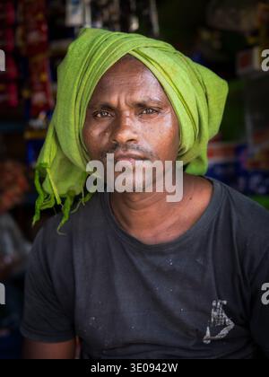 Porträt eines Indianers mit grünem Kopfschmuck, Odisha, Indien Stockfoto