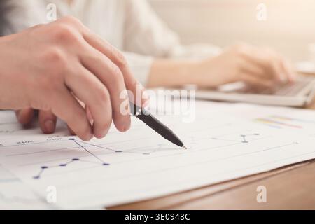 Konzentrieren Sie sich auf die Arbeit von Menschenhänden mit Dokumenten Stockfoto