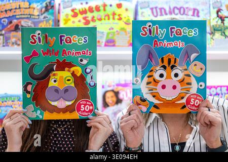 London, Großbritannien. 11. März 2026. Mitarbeiter posieren auf dem Curious Universe Stand (Kinderbücher) am zweiten Tag der Londoner Buchmesse im Olympia London. Die größte Frühjahrstagung der weltweiten Buchbranche wird von renommierten Autoren und Mitgliedern der Verlagsbranche besucht und findet vom 10. Bis 12. März statt. Quelle: Stephen Chung / Alamy Live News Stockfoto