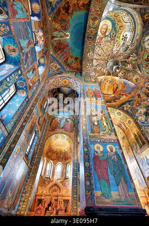 Besucher bewundern die farbenfrohen Wände und Decken der Kirche des Erlösers auf dem verschütteten Blut in St. Petersburg. Das Bildmaterial zieht Aufmerksamkeit auf sich. Stockfoto