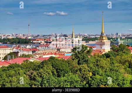Die Szene zeigt Sankt Petersburg von oben mit dem Admiralitätsgebäude, das neben anderen Bauten und grünen Bäumen sichtbar ist. Stockfoto