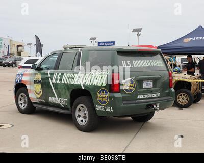 SAN DIEGO, KALIFORNIEN, USA - 28. SEPTEMBER 2025: Ein grüner U.S. Border Patrol Chevrolet Tahoe wird während des MCAS Miramar Air SH statisch geparkt Stockfoto