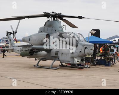 SAN DIEGO, KALIFORNIEN, USA - 28. SEPTEMBER 2025: Ein US-Marines Bell AH-1Z Viper-Kampfhubschrauber mit einem lackierten Gesicht auf seinem Nasensensor-Turm Stockfoto