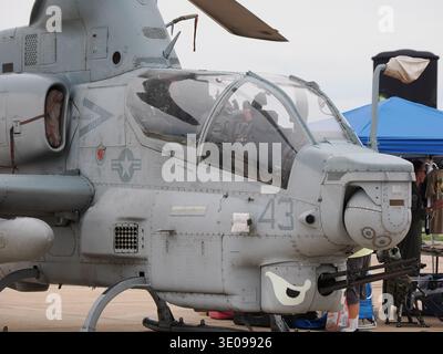 2025: Nahaufnahme der Nasenpartie und des Cockpits eines US-Marines Bell AH-1Z Viper-Kampfhubschraubers auf der MCAS Miramar Air Show. Das Bild hig Stockfoto