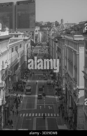Via XX Settembre Street, Genua, Italien. Geschäftige zentrale Avenue, gesäumt von großen Neorenaissance-Gebäuden und modernen Türmen, einschließlich Banca Carige. Stockfoto