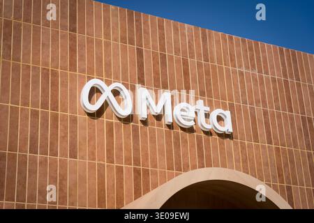 Barcelona, Spanien - 02.03.206: Das Meta-Logo ist an einer Wand zu sehen, einem amerikanischen Unternehmen für soziale Medien und Technologie Stockfoto