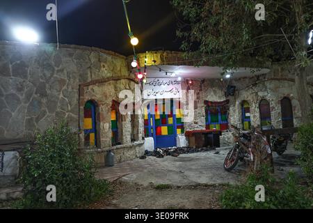 Erbil, Irak. März 2026. Irakische kurdische Männer spielen das traditionelle Folklore-Spiel Klaw Klawne (Caps Game) während einer Ramadan-Nacht im Mali Hassan Hayran, einem historischen Schlammhaus im Shanidar Park in Erbil, Irak. Nach Iftar versammeln sich die Einheimischen, um das beliebte Ratespiel zu spielen, ein geschätzter Ramadan-Brauch, der das kulturelle Erbe der Region Kurdistan bewahren soll Foto von Sabur Rashid/ABACAPRESS.COM Credit: Abaca Press/Alamy Live News Stockfoto