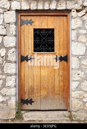 Alte Holztür in die Steinwand. Stockfoto