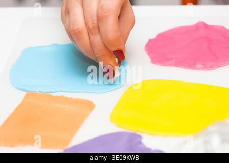 Gebäck Lektion, die auf Zahlen von Halloween mit Fondant einfügen oder Zuckerpaste. Stockfoto