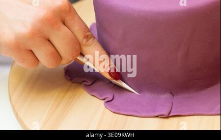 Gebäck Lektion, die auf Zahlen von Halloween mit Fondant einfügen oder Zuckerpaste. Stockfoto