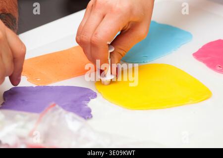 Gebäck Lektion, die auf Zahlen von Halloween mit Fondant einfügen oder Zuckerpaste. Stockfoto