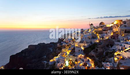 Dorf Oia auf Santorin - Griechenland. Stockfoto