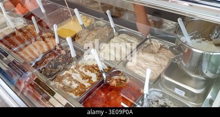Verschiedene Eissorten in einer Eisdiele. Stockfoto
