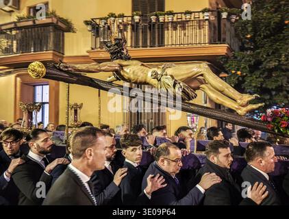 Mitglieder der Hiniesta-Bruderschaft tragen den Christus von Buena Muerte (guten Tod) während einer nächtlichen Via Crucis-Prozession in Sevilla, Andalusien, Spanien. Stockfoto