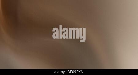 Das Bild zeigt eine Nahansicht eines braunen Stoffes mit glatten Falten und Falten, die seine Textur und seinen natürlichen Glanz in einer neutralen Farbe zeigen Stockfoto