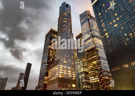 Moderne Glashochhäuser von Hudson Yards erheben sich in Manhattan, New York, in einen bewölkten Abendhimmel. Stockfoto
