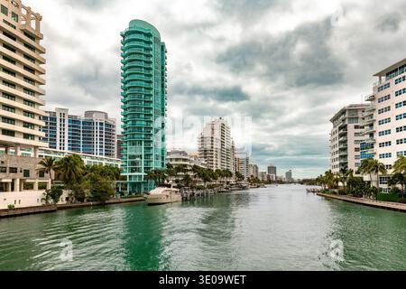 Indian Creek in Miami Beach dient als Wasserstraße, flankiert von dichten Wohnsiedlungen mit verschiedenen Architekturstilen Stockfoto