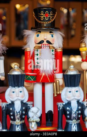 Traditioneller hölzerner Nussknacker-Soldat auf dem Weihnachtsmarkt. Hochwertige Fotos Stockfoto