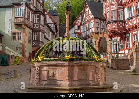 Osterbrunnen auf dem Marktplatz in der historischen Altstadt von Miltenberg, Bayern, Deutschland, Europa Stockfoto