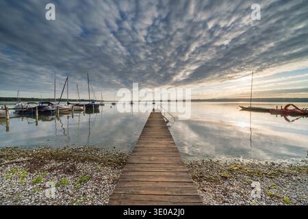 Sonnenaufgangssteg am Starnberger See, Seeshaupt, Bayern, Deutschland, Europa Stockfoto