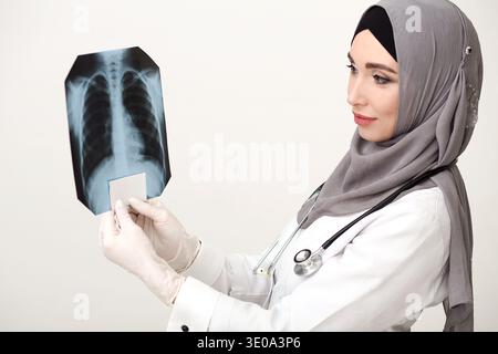 Medizinisches Fachpersonal untersucht Röntgenaufnahmen in einer klinischen Umgebung mit Schwerpunkt auf der Patientenversorgung Stockfoto