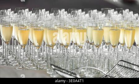 Weingläser mit kühlem, leckerem Champagner beim Catering Stockfoto