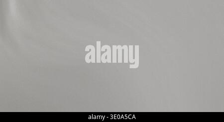 Ein detailreiches, hochauflösendes Bild mit einer gleichmäßigen, hellgrauen Oberfläche mit einer sehr feinen, subtilen Körnung oder Textur, die über das gesamte Bild sichtbar ist. Stockfoto