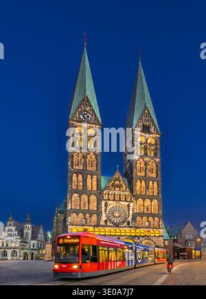 Rote Straßenbahn vor dem Petersdom und dem historischen Rathaus in der Bremer Altstadt bei Nacht, Hansestadt Bremen, Norddeutschland, Stockfoto