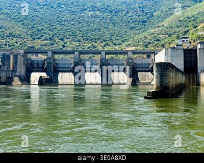 Einer der sieben Dämme im Tal des Douro River, der zur Kontrolle von Hochwasser und zur Stromerzeugung genutzt wird. Stockfoto