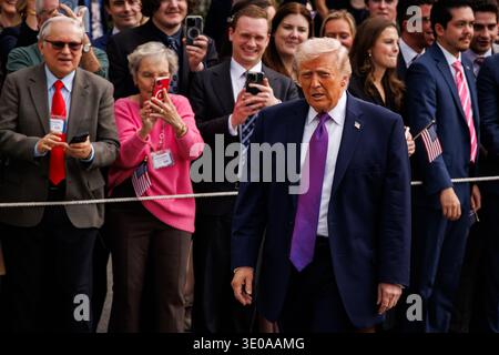 Washington, Usa. März 2026. US-Präsident Donald Trump geht zu den versammelten Reportern, nachdem er die Gäste begrüßt hat, bevor er am 11. März 2026 in Washington, DC, in Marine One aufbricht. Der Präsident reist nach Cincinnati, Ohio, wo er eine Thermo Fisher Scientific Einrichtung besuchen wird. (Foto: Samuel Corum/SIPA USA) Credit: SIPA USA/Alamy Live News Stockfoto