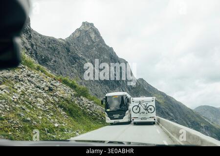 Zwei eng vorbeifahrende Busse auf einer Straße in Norwegen Stockfoto